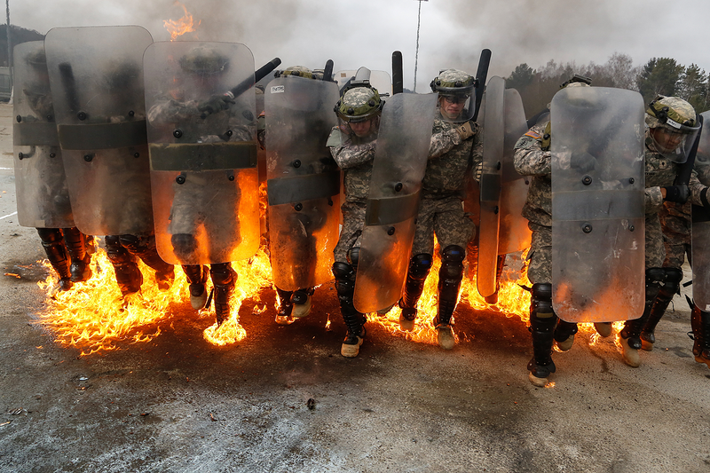 Illustration for article titled These Photos Of Soldiers Executing Fire Phobia Training Will Terrify You